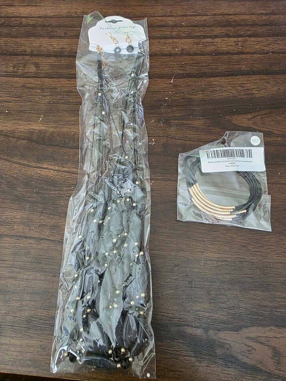 New Sealed Fashion Jewelry Black Acrylic Layered Necklace Set and Bracelets